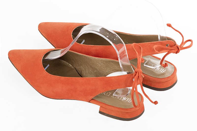 Chaussure femme à brides :  couleur orange clémentine. Bout pointu. Talon plat bottier. Vue arrière - Florence KOOIJMAN