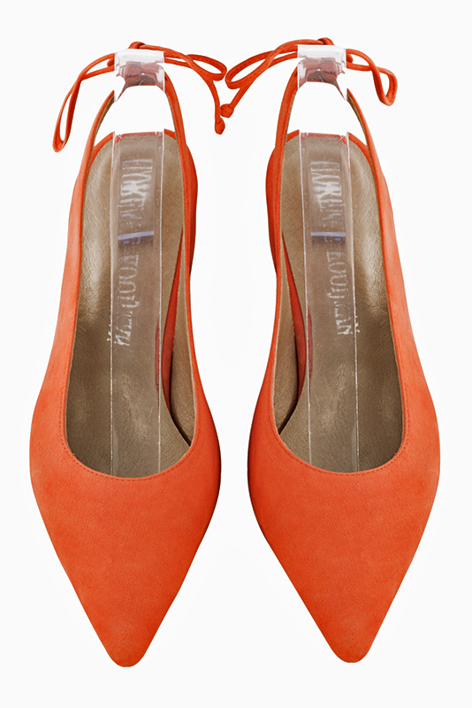 Chaussure femme à brides :  couleur orange clémentine. Bout pointu. Talon plat bottier. Vue du dessus - Florence KOOIJMAN