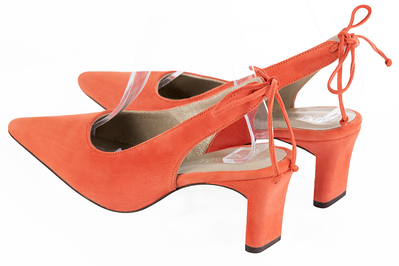 Chaussure femme à brides :  couleur orange clémentine. Bout pointu. Talon mi-haut virgule. Vue arrière - Florence KOOIJMAN