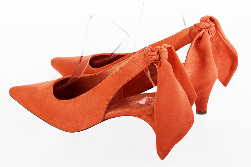 Chaussure femme à brides :  couleur orange clémentine. Bout pointu. Talon mi-haut fin. Vue arrière - Florence KOOIJMAN