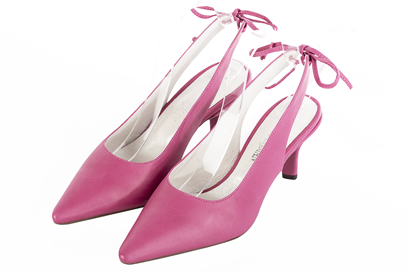 Escarpins habillés, élégants et raffinés, avec une bride à l'arrière, coloris rose fuchsia. Bout pointu. Mi-haut à haut. Talon fin. Cérémonie, soirée, cocktail, évènementiel. Personnalisation : Choix des cuirs, 
                des couleurs et des talons. Petites et grandes pointures. - Florence KOOIJMAN