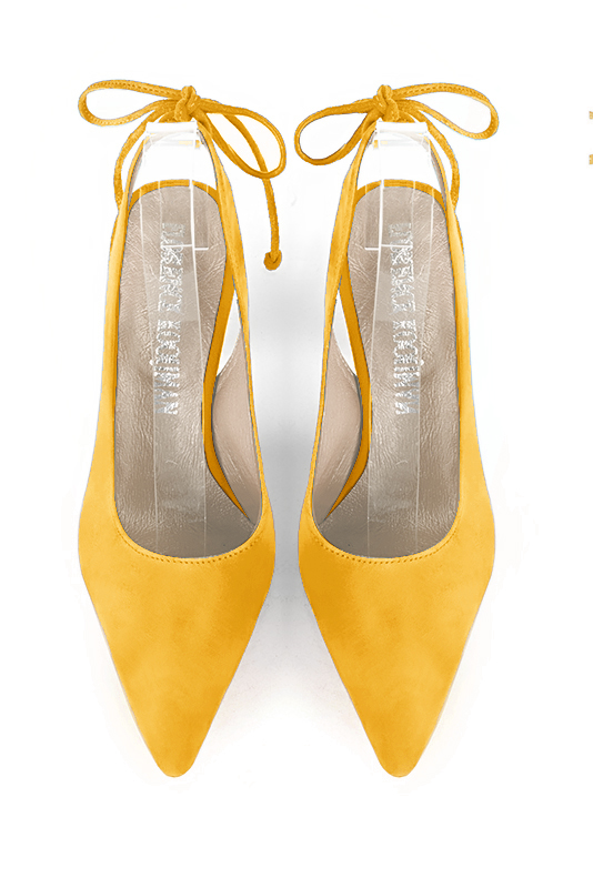 Chaussure femme à brides :  couleur jaune soleil. Bout pointu. Talon haut fin. Vue du dessus - Florence KOOIJMAN