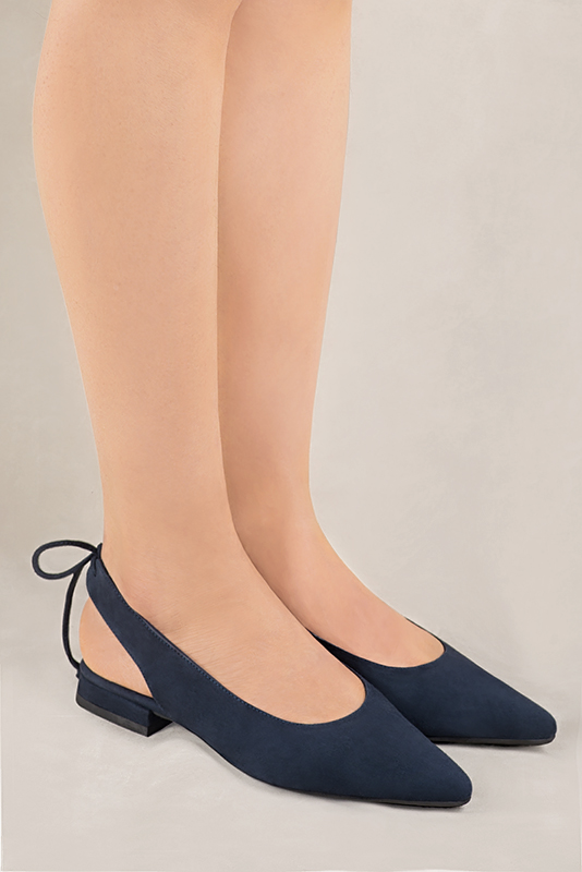Chaussure femme à brides :  couleur bleu marine. Bout pointu. Talon plat bottier. Vue porté - Florence KOOIJMAN