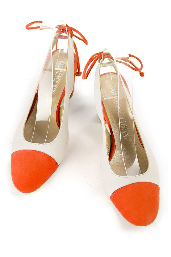 Chaussure femme à brides :  couleur orange clémentine et blanc cassé. Bout rond. Talon mi-haut bottier. Vue du dessus - Florence KOOIJMAN
