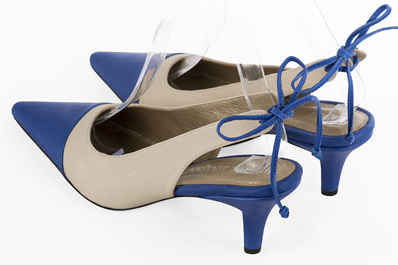 Chaussure femme à brides :  couleur bleu électrique et blanc ivoire. Bout pointu. Talon mi-haut fin. Vue arrière - Florence KOOIJMAN