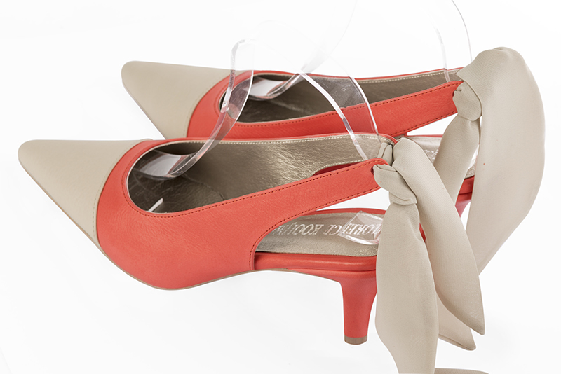Chaussure femme à brides :  couleur blanc ivoire et orange saumon. Bout pointu. Talon mi-haut fin. Vue arrière - Florence KOOIJMAN