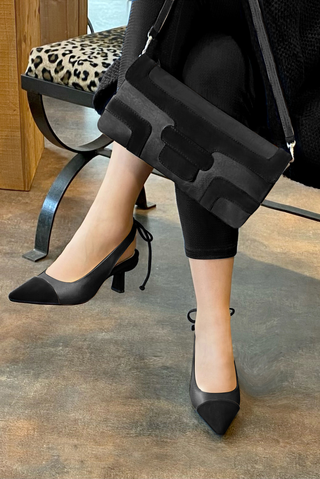 Chaussure femme à brides :  couleur noir mat. Bout pointu. Talon mi-haut bobine. Vue porté - Florence KOOIJMAN