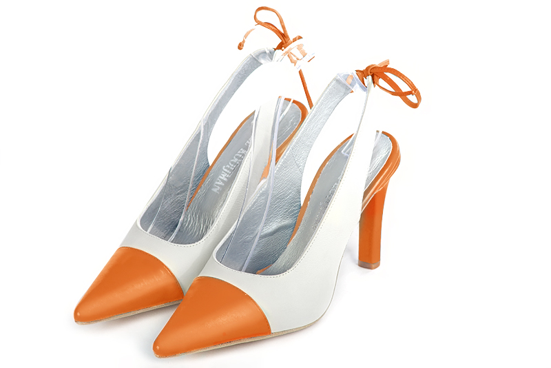 , coloris orange abricot et blanc cassé. Bout pointu. Haut. Talon fin. Cérémonie, soirée, cocktail, évènementiel. Personnalisation : Choix des cuirs, 
                des couleurs et des talons. Petites et grandes pointures. - Florence KOOIJMAN
