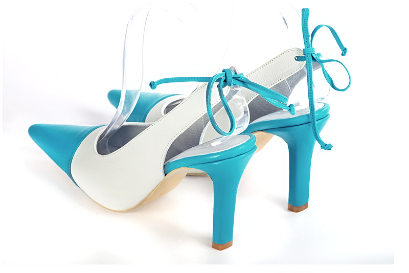 , coloris bleu turquoise et blanc cassé. Bout pointu. Haut. Talon fin. Cérémonie, soirée, cocktail, évènementiel. Personnalisation : Choix des cuirs, 
                des couleurs et des talons. Petites et grandes pointures. - Florence KOOIJMAN
