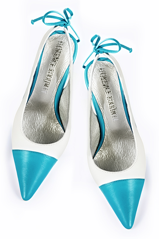 Chaussure femme à brides :  couleur bleu turquoise et blanc cassé. Bout pointu. Talon haut fin. Vue du dessus - Florence KOOIJMAN