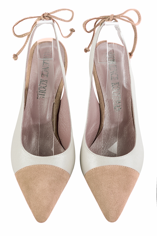 Chaussure femme à brides :  couleur beige biscuit et blanc pur. Bout pointu. Talon haut fin. Vue du dessus - Florence KOOIJMAN