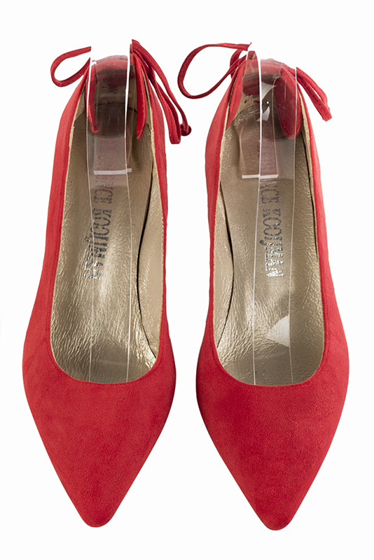 Escarpin : Escarpin classique décolleté rond couleur rouge coquelicot. Bout pointu. Talon mi-haut fin. Vue du dessus - Florence KOOIJMAN