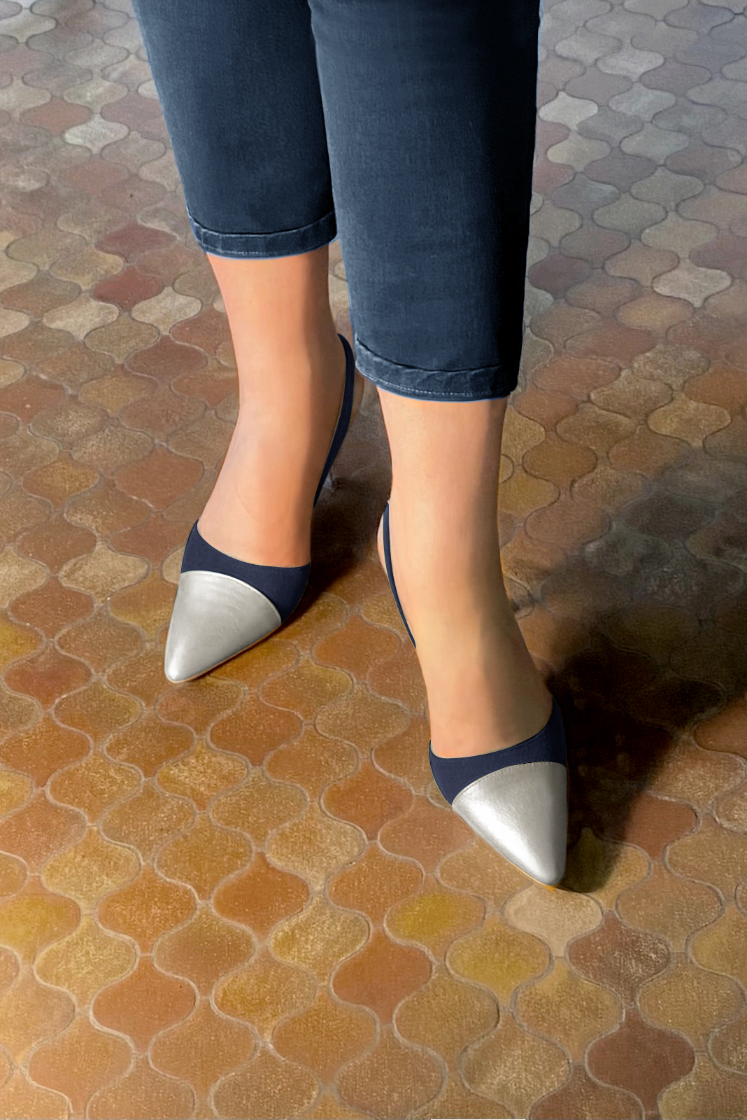 Chaussure femme à brides :  couleur argent platine et bleu marine. Bout effilé. Talon très haut trotteur. Vue porté - Florence KOOIJMAN