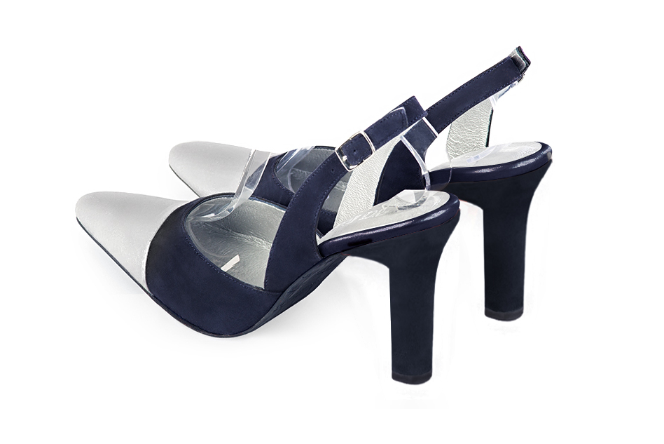 Escarpins bride arrière argent et bleu marine. Bout effilé. Talon trotteur de 9.5 cm - Vue arrière
