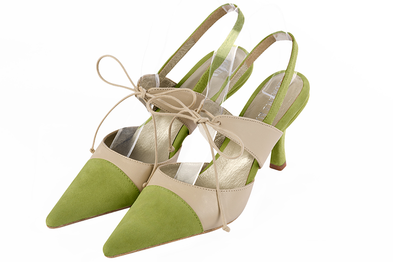 Chaussure femme à brides : Chaussure arrière ouvert avec une bride sur le cou-de-pied couleur vert pistache et beige vanille. Bout pointu. Talon haut fin Vue avant - Florence KOOIJMAN