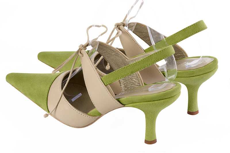 Chaussure femme à brides : Chaussure arrière ouvert avec une bride sur le cou-de-pied couleur vert pistache et beige vanille. Bout pointu. Talon haut fin. Vue arrière - Florence KOOIJMAN