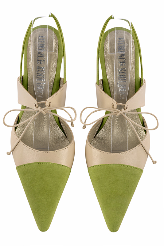 Chaussure femme à brides : Chaussure arrière ouvert avec une bride sur le cou-de-pied couleur vert pistache et beige vanille. Bout pointu. Talon haut fin. Vue du dessus - Florence KOOIJMAN