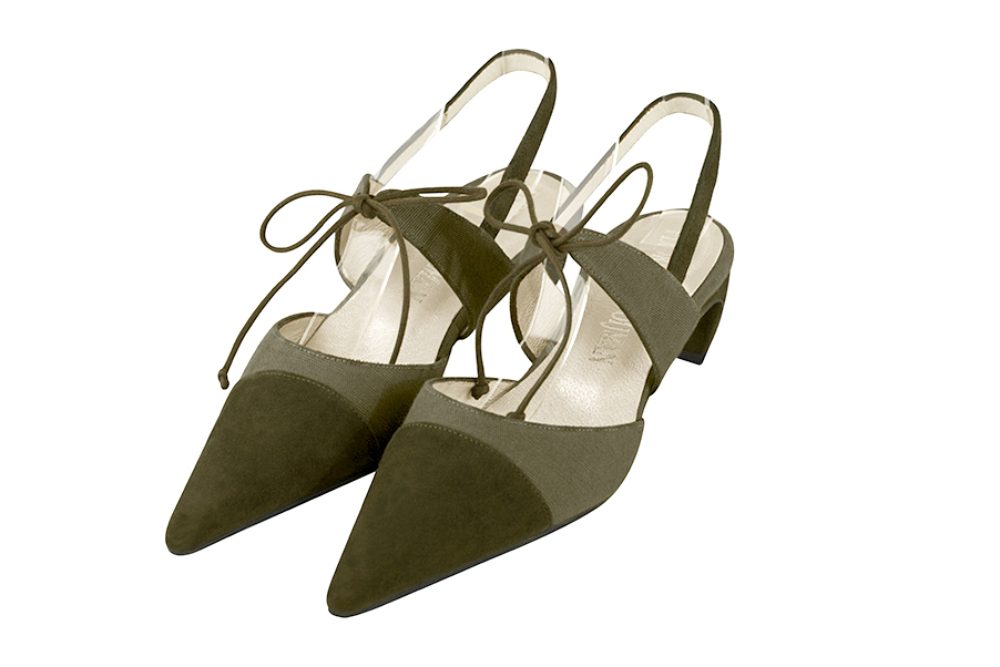 Chaussures habillées, élégantes et raffinées, ouvertes à l'arrière avec une bride sur le cou-de-pied, coloris vert kaki. Bout pointu. Mi-haut. Talon virgule. Cérémonie, soirée, cocktail, évènementiel. Personnalisation : Choix des cuirs, 
                des couleurs et des talons. Petites et grandes pointures. - Florence KOOIJMAN