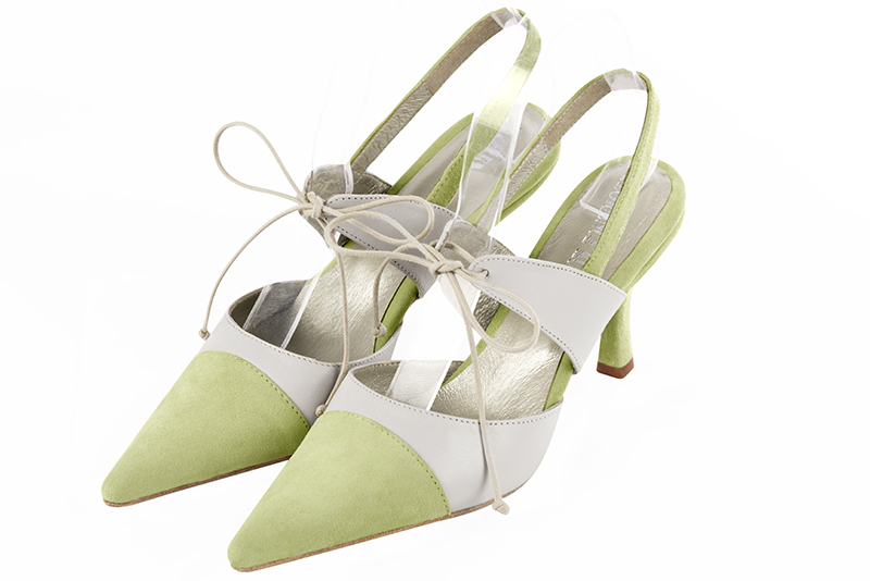 Chaussure femme à brides : Chaussure arrière ouvert avec une bride sur le cou-de-pied couleur vert tilleul et blanc pur. Bout pointu. Talon haut fin Vue avant - Florence KOOIJMAN