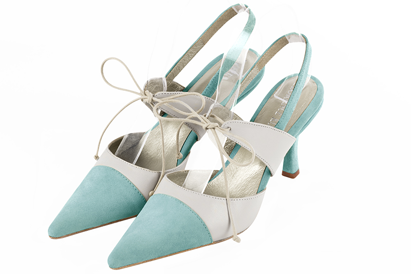Chaussure femme à brides : Chaussure arrière ouvert avec une bride sur le cou-de-pied couleur bleu lagon et blanc pur. Bout pointu. Talon haut fin Vue avant - Florence KOOIJMAN