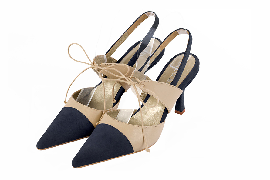 Chaussures habillées, élégantes et raffinées, ouvertes à l'arrière avec une bride sur le cou-de-pied, coloris bleu marine et beige vanille. Bout pointu. Haut. Talon fin. Cérémonie, soirée, cocktail, évènementiel. Personnalisation : Choix des cuirs, 
                des couleurs et des talons. Petites et grandes pointures. - Florence KOOIJMAN