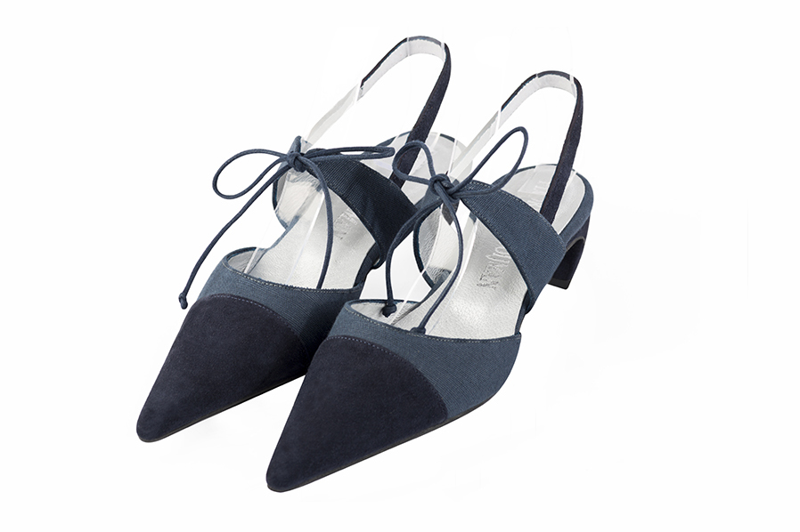 Chaussures habillées, élégantes et raffinées, ouvertes à l'arrière avec une bride sur le cou-de-pied, coloris bleu marine. Bout pointu. Mi-haut. Talon virgule. Cérémonie, soirée, cocktail, évènementiel. Personnalisation : Choix des cuirs, 
                des couleurs et des talons. Petites et grandes pointures. - Florence KOOIJMAN