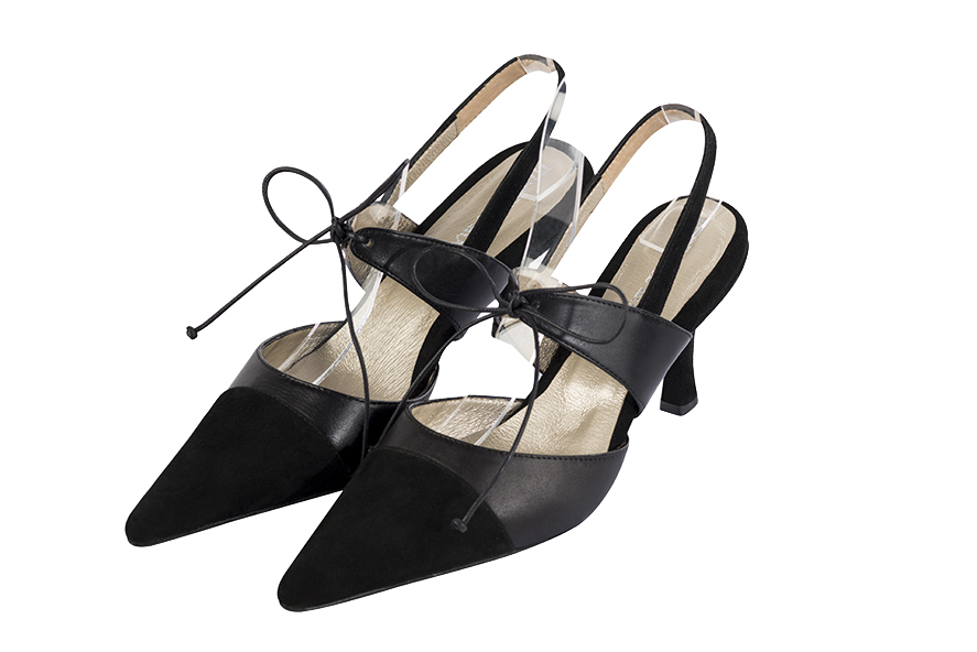 Chaussures habillées, élégantes et raffinées, ouvertes à l'arrière avec une bride sur le cou-de-pied, coloris noir mat. Bout pointu. Haut. Talon fin. Cérémonie, soirée, cocktail, évènementiel. Personnalisation : Choix des cuirs, 
                des couleurs et des talons. Petites et grandes pointures. - Florence KOOIJMAN