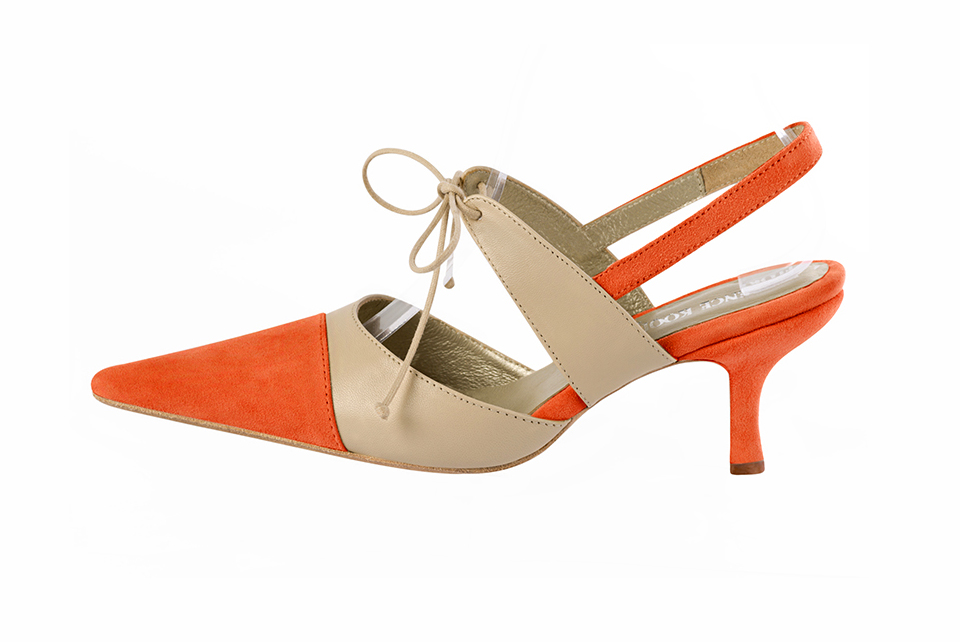 Chaussures habillées, élégantes et raffinées, ouvertes à l'arrière avec une bride sur le cou-de-pied, coloris orange clémentine et beige vanille. Bout pointu. Haut. Talon fin. Cérémonie, soirée, cocktail, évènementiel. Personnalisation : Choix des cuirs, 
                des couleurs et des talons. Petites et grandes pointures. - Florence KOOIJMAN