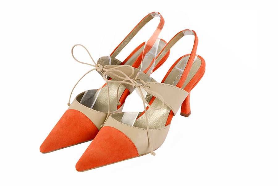 Chaussures habillées, élégantes et raffinées, ouvertes à l'arrière avec une bride sur le cou-de-pied, coloris orange clémentine et beige vanille. Bout pointu. Haut. Talon fin. Cérémonie, soirée, cocktail, évènementiel. Personnalisation : Choix des cuirs, 
                des couleurs et des talons. Petites et grandes pointures. - Florence KOOIJMAN