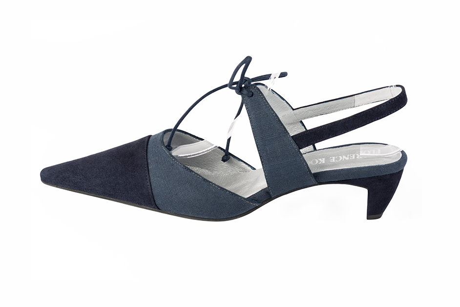 Chaussure femme à brides : Chaussure arrière ouvert avec une bride sur le cou-de-pied couleur bleu marine. Bout pointu. Petit talon virgule. Vue de profil - Florence KOOIJMAN