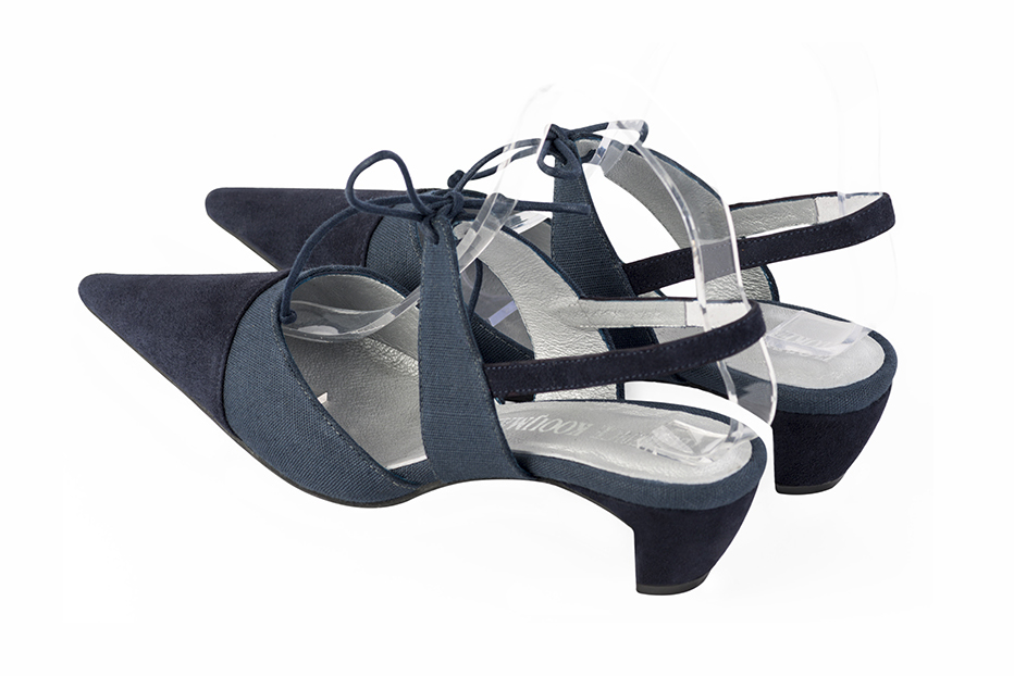 Chaussures habillées, élégantes et raffinées, ouvertes à l'arrière avec une bride sur le cou-de-pied, coloris bleu marine. Bout pointu. Mi-haut. Talon virgule. Cérémonie, soirée, cocktail, évènementiel. Personnalisation : Choix des cuirs, 
                des couleurs et des talons. Petites et grandes pointures. - Florence KOOIJMAN
