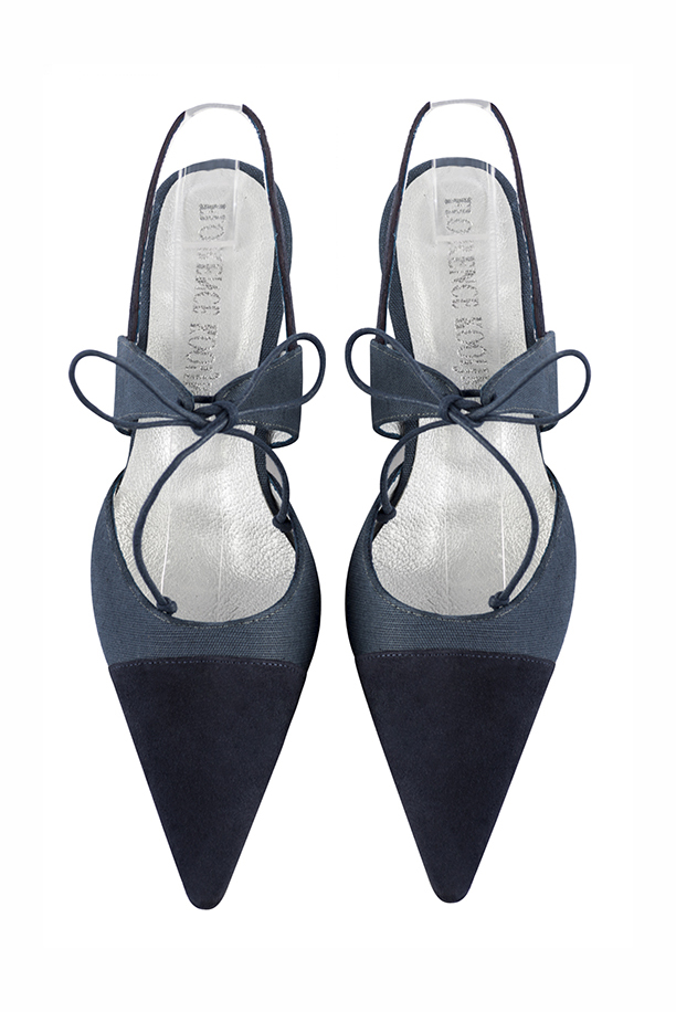 Chaussure femme à brides : Chaussure arrière ouvert avec une bride sur le cou-de-pied couleur bleu marine. Bout pointu. Petit talon virgule. Vue du dessus - Florence KOOIJMAN