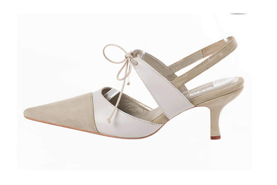 Chaussures habillées, élégantes et raffinées, ouvertes à l'arrière avec une bride sur le cou-de-pied, coloris beige sable et blanc cassé. Bout pointu. Haut. Talon fin. Cérémonie, soirée, cocktail, évènementiel. Personnalisation : Choix des cuirs, 
                des couleurs et des talons. Petites et grandes pointures. - Florence KOOIJMAN