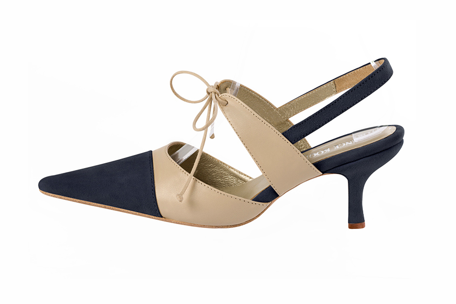 Chaussures habillées, élégantes et raffinées, ouvertes à l'arrière avec une bride sur le cou-de-pied, coloris bleu marine et beige vanille. Bout pointu. Haut. Talon fin. Cérémonie, soirée, cocktail, évènementiel. Personnalisation : Choix des cuirs, 
                des couleurs et des talons. Petites et grandes pointures. - Florence KOOIJMAN