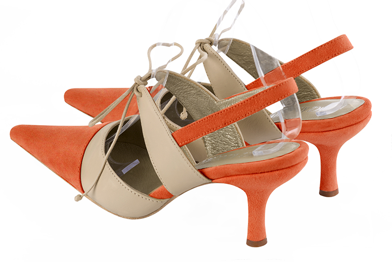 Chaussure femme à brides : Chaussure arrière ouvert avec une bride sur le cou-de-pied couleur orange clémentine et beige vanille. Bout pointu. Talon haut fin. Vue arrière - Florence KOOIJMAN