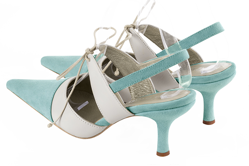 Chaussure femme à brides : Chaussure arrière ouvert avec une bride sur le cou-de-pied couleur bleu lagon et blanc pur. Bout pointu. Talon haut fin. Vue arrière - Florence KOOIJMAN