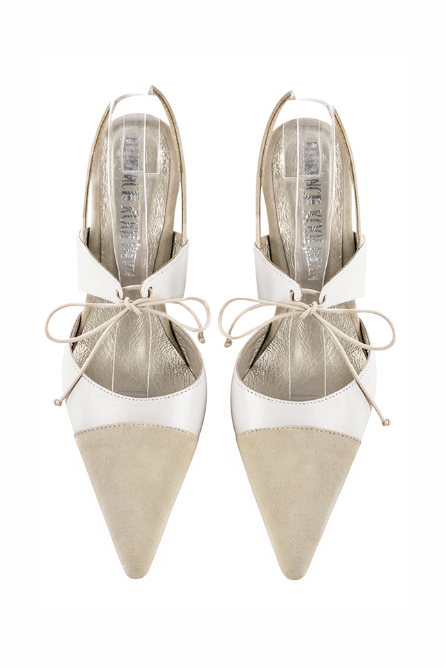 Chaussures habillées, élégantes et raffinées, ouvertes à l'arrière avec une bride sur le cou-de-pied, coloris beige sable et blanc cassé. Bout pointu. Haut. Talon fin. Cérémonie, soirée, cocktail, évènementiel. Personnalisation : Choix des cuirs, 
                des couleurs et des talons. Petites et grandes pointures. - Florence KOOIJMAN