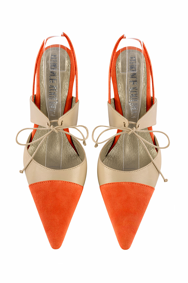 Chaussures habillées, élégantes et raffinées, ouvertes à l'arrière avec une bride sur le cou-de-pied, coloris orange clémentine et beige vanille. Bout pointu. Haut. Talon fin. Cérémonie, soirée, cocktail, évènementiel. Personnalisation : Choix des cuirs, 
                des couleurs et des talons. Petites et grandes pointures. - Florence KOOIJMAN