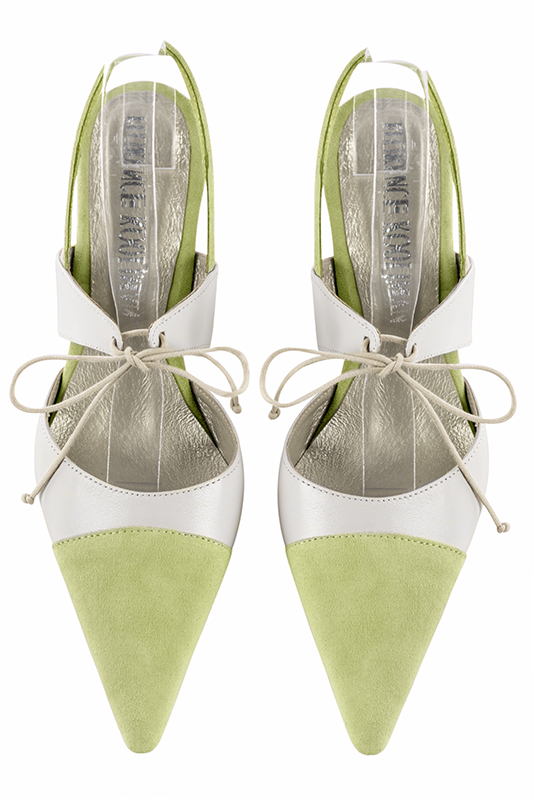 Chaussure femme à brides : Chaussure arrière ouvert avec une bride sur le cou-de-pied couleur vert tilleul et blanc pur. Bout pointu. Talon haut fin. Vue du dessus - Florence KOOIJMAN