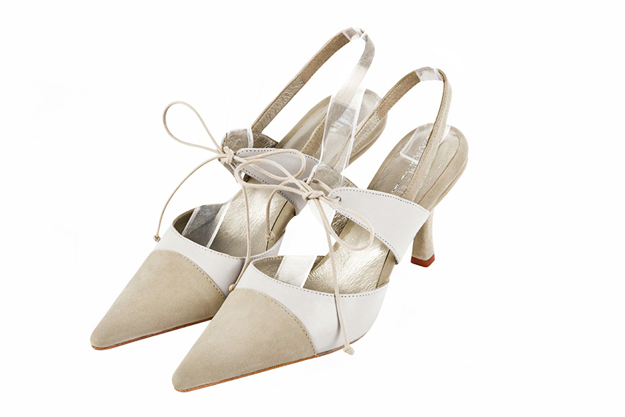 Chaussures habillées, élégantes et raffinées, ouvertes à l'arrière avec une bride sur le cou-de-pied, coloris beige sable et blanc cassé. Bout pointu. Haut. Talon fin. Cérémonie, soirée, cocktail, évènementiel. Personnalisation : Choix des cuirs, 
                des couleurs et des talons. Petites et grandes pointures. - Florence KOOIJMAN