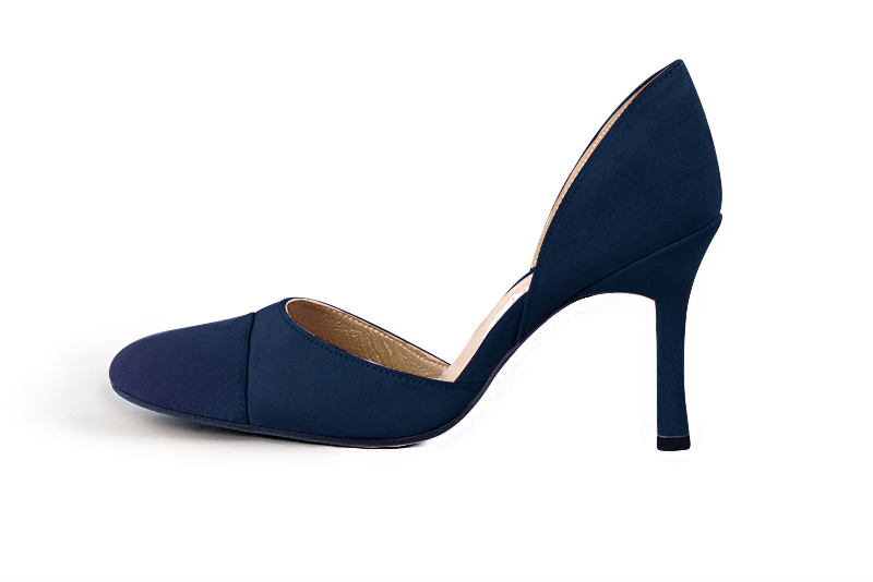 Escarpin : Escarpin cambrure ouverte couleur bleu marine. Bout rond. Talon très haut fin. Vue de profil - Florence KOOIJMAN