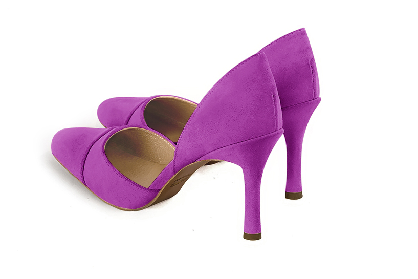 Escarpin : Escarpin cambrure ouverte couleur violet mauve. Bout rond. Talon très haut fin. Vue arrière - Florence KOOIJMAN