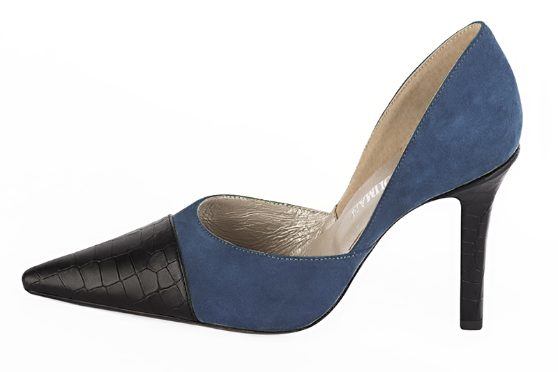Escarpins habillés, élégants et raffinés, avec la cambrure ouverte, coloris noir satiné et bleu denim. Bout pointu. Très haut. Talon fin. Cérémonie, soirée, cocktail, évènementiel. Personnalisation : Choix des cuirs, 
                des couleurs et des talons. Petites et grandes pointures. - Florence KOOIJMAN