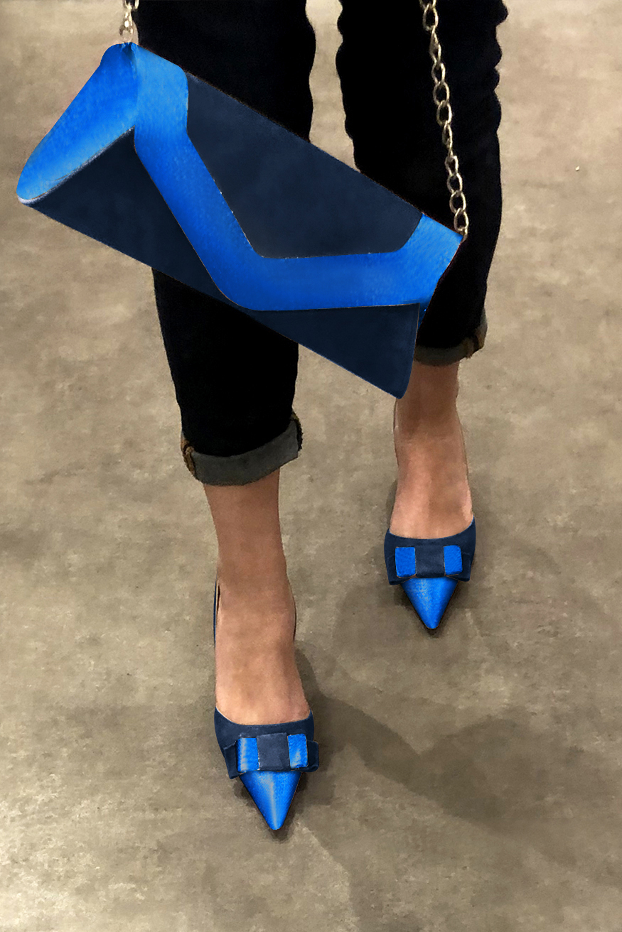 Escarpins, pochette et ceinture assortis couleur bleu électrique et bleu marine - Florence KOOIJMAN