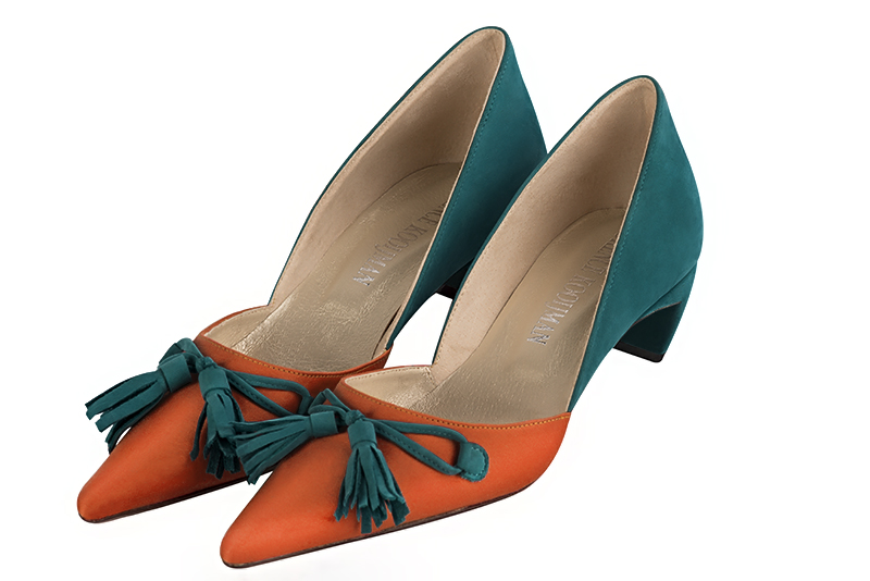 Escarpins habillés, élégants et raffinés, avec la cambrure ouverte, coloris orange clémentine et bleu canard. Bout pointu. Mi-haut. Talon virgule. Cérémonie, soirée, cocktail, évènementiel. Personnalisation : Choix des cuirs, 
                des couleurs et des talons. Petites et grandes pointures. - Florence KOOIJMAN