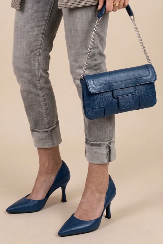 Escarpins habillés cambrure ouverte en cuir bleu denim à talon fin de 9.5 cm et bout pointu - Vue porté