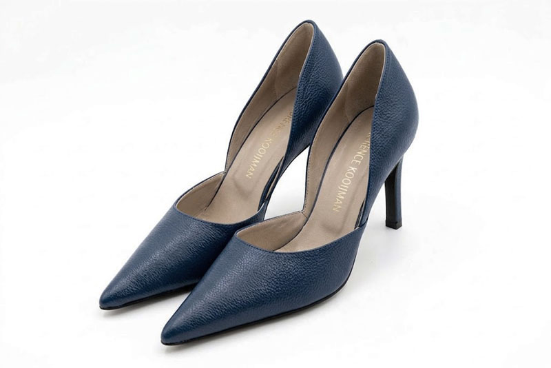 Escarpins habillés cambrure ouverte en cuir bleu denim à talon fin de 9.5 cm et bout pointu - Vue avant