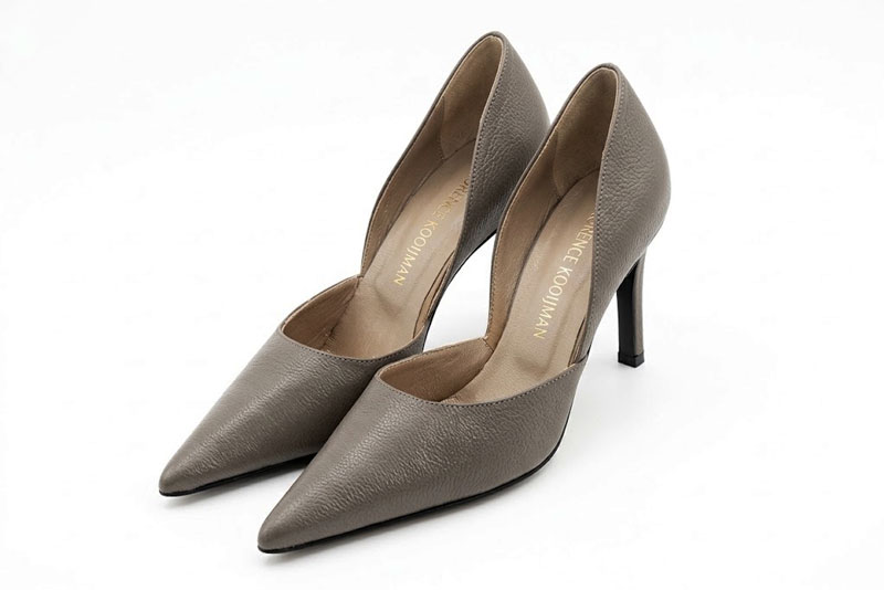 Escarpins habillés cambrure ouverte en cuir marron taupe à talon fin de 9.5 cm et bout pointu - Vue avant