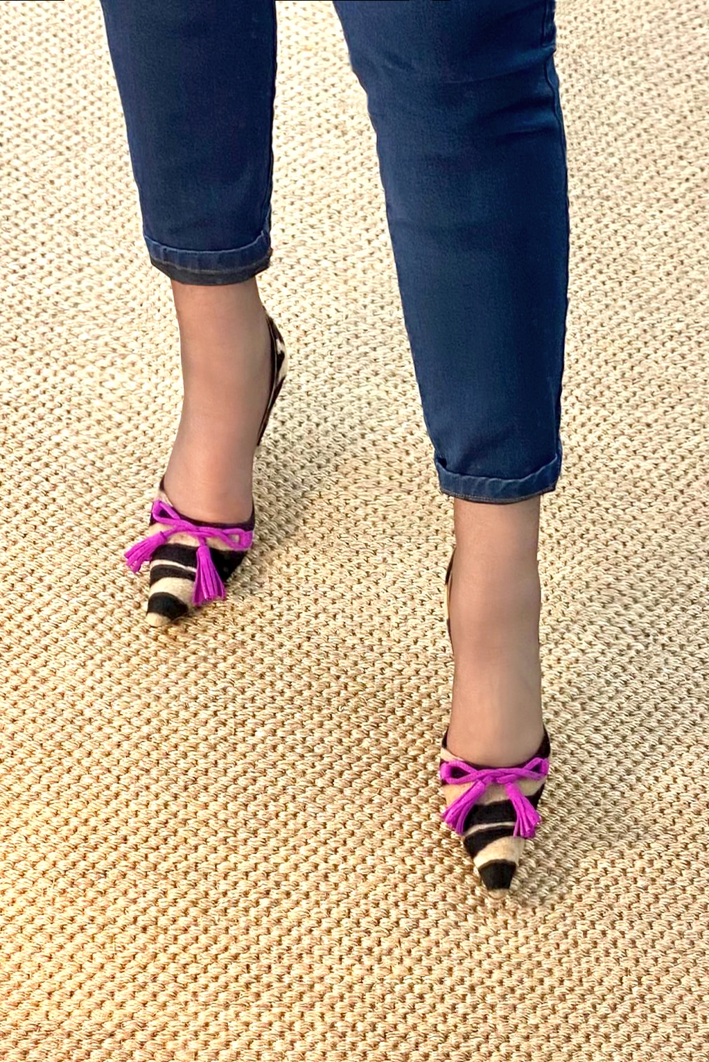 Escarpins habillés, élégants et raffinés, avec la cambrure ouverte, coloris noir et violet mauve. Bout pointu. Très haut. Talon fin. Cérémonie, soirée, cocktail, évènementiel. Personnalisation : Choix des cuirs, 
                des couleurs et des talons. Petites et grandes pointures. - Florence KOOIJMAN