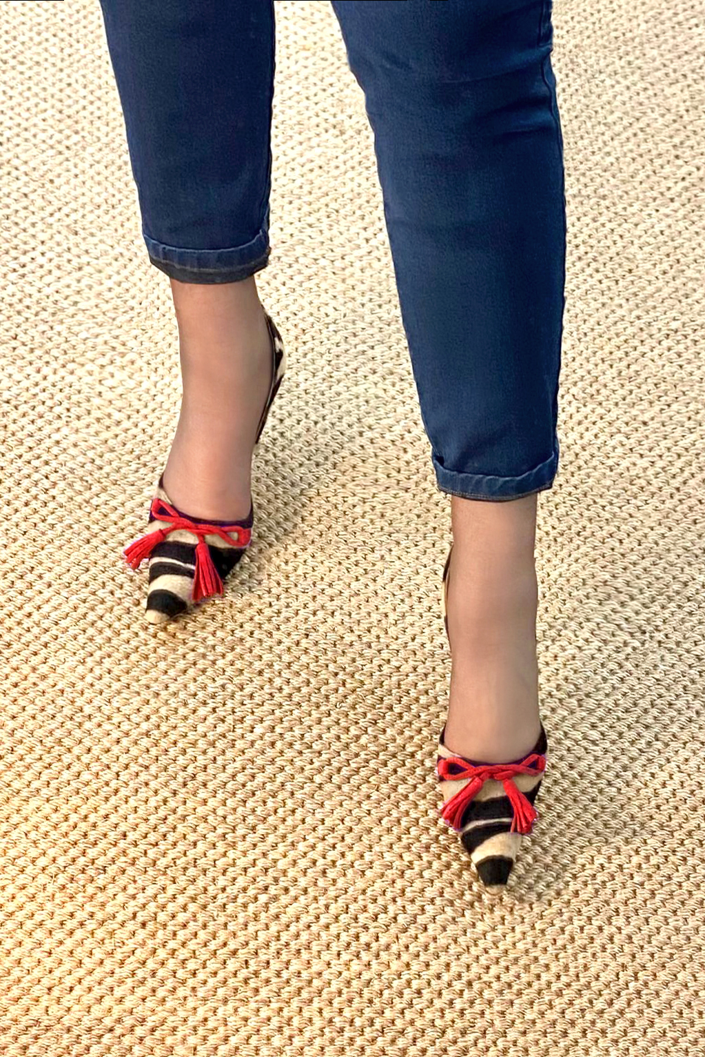 Escarpins habillés, élégants et raffinés, avec la cambrure ouverte, coloris noir et rouge coquelicot. Bout pointu. Très haut. Talon fin. Cérémonie, soirée, cocktail, évènementiel. Personnalisation : Choix des cuirs, 
                des couleurs et des talons. Petites et grandes pointures. - Florence KOOIJMAN